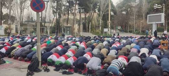 پرچم ایران بر دوش نمازگزاران دانشگاه علم و صنعت