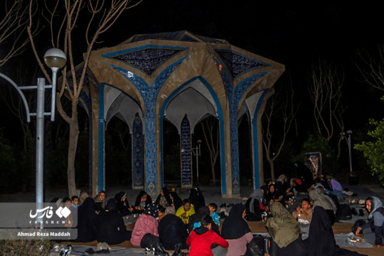 ضیافت افطار در جوار مقبره بی چراغ شهدای گمنام