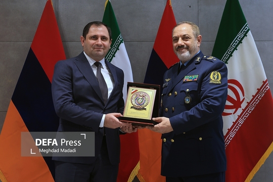 وزیر دفاع ارمنستان با وزیر دفاع و پشتیبانی نیرو‌های مسلح جمهوری اسلامی ایران دیدار و گفت‌وگو کرد.