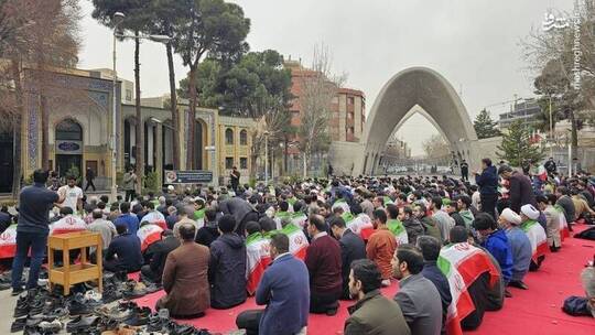 دانشجویان دانشگاه علم و صنعت در اعتراض به اهانت به پرچم ایران در تجمعات و آشوب‌های روز گذشته، با پرچم ایران نماز جماعت اقامه کردند.

