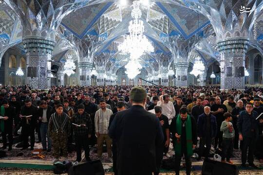 مراسم مناجات‌ شب دهم ماه مبارک رمضان همزمان با شب وفات حضرت خدیجه کبری(س) در رواق امام خمینی(ره) حرم مطهر امام‌ رضا علیه‌السلام با مداحی حاج محمود کریمی برگزار شد.
