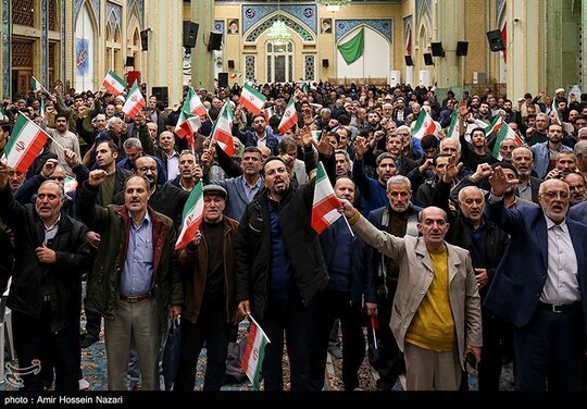 تجمع مردم ولایتمدار و انقلابی قزوین در حمایت از نیروهای مسلح ایران در برابر تجاوز دشمن به خاک میهن شامگاه شنبه در مسجد امام حسن عسگری شهر قزوین برگزار شد