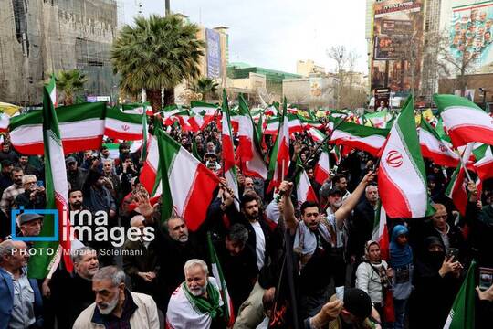 تجمع مردمی «تا پای جان برای ایران» در محکومیت حمله آمریکا و رژیم صهیونیستی به کشورمان عصر شنبه با حضور اقشار مختلف مردم تهران در میدان فلسطین برگزار شد.