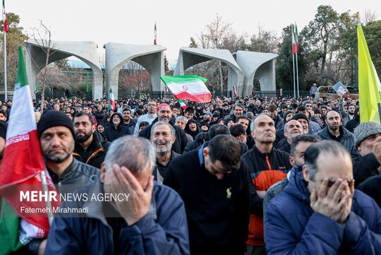 تجمع سوگواران رهبر شهید انقلاب در مقابل دانشگاه تهران