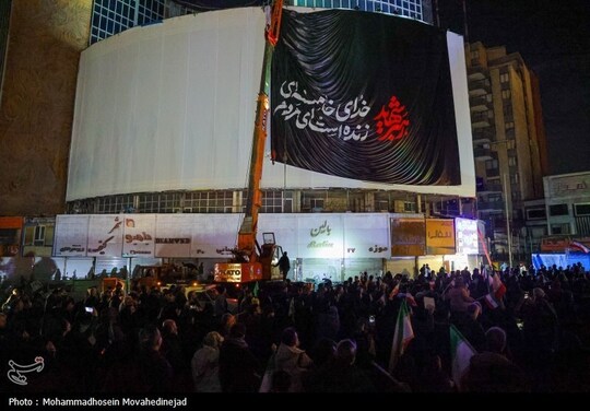 در پی شهادت سید سالار شهیدان انقلاب اسلامی شهید امام «سید علی حسینی خامنه‌ای» توسط آمریکای جنایتکار و رژیم منحوس صهیونیستی، از جدیدترین دیوارنگاره میدان ولیعصر(عج) با حضور پر شور مردم انقلابی و عزادار رونمایی شد.