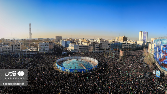 صبح روز یکشنبه ۱۰ اسفند ماه در پی تایید خبر شهادت رهبر معظم انقلاب اسلامی، مردم سوگوار تهران خود را مقابل دانشگاه تهران و میدان انقلاب  رساندند و در عزای شهادت قائد امت به عزاداری پرداختند.