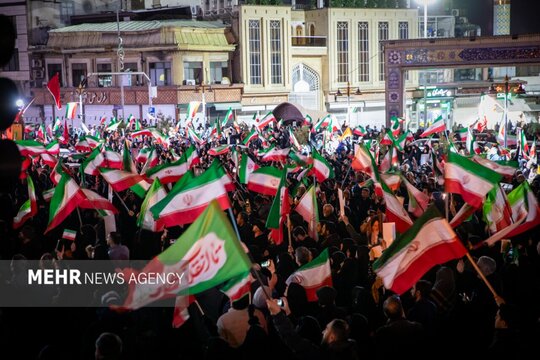 عزاداری مردم در سوگ رهبر شهید در شهرک شهید محلاتی تهران