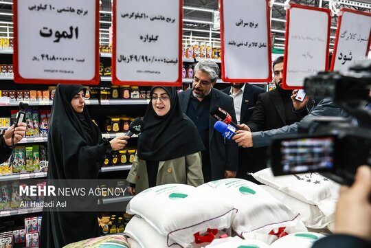 فاطمه مهاجرانی سخنگوی دولت روز سه شنبه  از میادین میوه تره بار و فروشگاه شهروند بازدید و با شهروندان دیدار و گفتگو کرد.