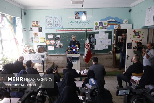 نشست خبری اسماعیل بقائی همزمان با چهارمین روز از تجاوز نظامی ایالات متحده و رژیم صهیونیستی به تمامیت ارضی  ایران با حضور اصحاب رسانه در «دبستان محلاتی» یکی از مدارس آسیب دیده از جنگ در تهران برگزار شد.