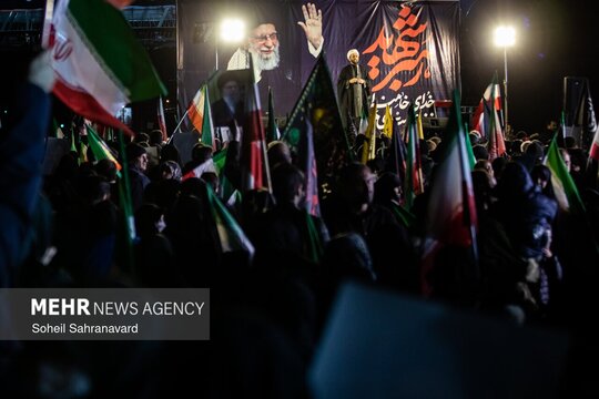 عزاداری و تجمع مردمی در سوگ رهبر شهید در میدان شهدای هفتم تیر تهران