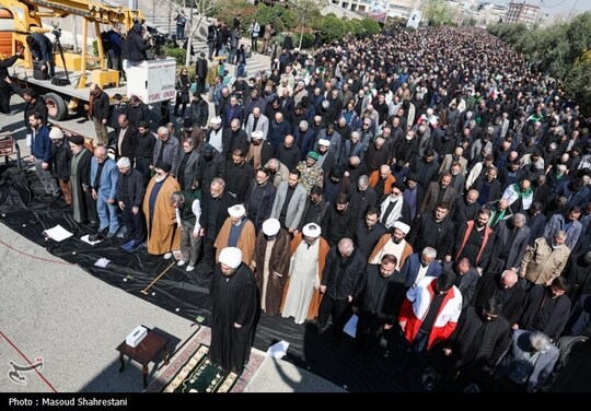 اولین نماز جمعه تهران بعد از تجاوز آمریکایی صهیونیستی وشهادت رهبر شهید انقلاب روز جمعه به امامت امام جمعه موقت تهران حجت الاسلام حاج علی اکبری در مصلی تهران برگزار شد.