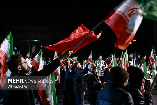 مردم داغدار تهران در میدان حضرت ولیعصر (عج) و سایر میادین اصلی در شامگاه جمعه  در فراق آیت الله شهید سید علی خامنه‌ای، رهبر معظم انقلاب و به یاد ایشان سوگواری کردند.