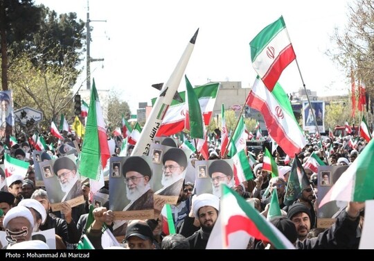 مردم قم هم‌زمان با سراسر کشور با حضور در راهپیمایی بعد از نماز جمعه، خشم و انزجار خود را از تجاوز آمریکایی صهیونی به کشور ابراز کردند.