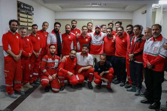 حامد عسکری؛ شاعر و چهره رسانه‌ای ، دانش اقباشاوی؛ کارگردان، محسن افشانی؛ بازیگر و جمع دیگری از هنرمندان، در جمع صمیمی امدادگران هلال‌احمر حضور یافتند و کمکرسانی به هموطنان آسیب‌دیده قدردانی کردند.