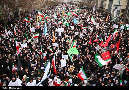 زنان و دختران تبریزی، شنبه با سر دادن شعارهای« مرگ بر آمریکا»، « خیبر خیبر یا صهیون» و « نه سازش نه تسلیم نبرد با آمریکا» انزجار و نفرت خود را از رژیم متخاصم صهیونی_آمریکایی اعلام کردند.
