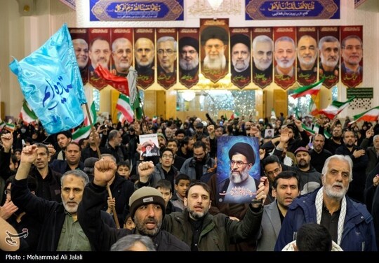 مردم قم هم‌زمان با هفتمین شب شهادت رهبر معظم انقلاب، با 13 شهید تجاوزات رژیم صهیونی - آمریکایی روز جمعه به مناطق مسکونی در حرم حضرت معصومه(س) وداع کردند.