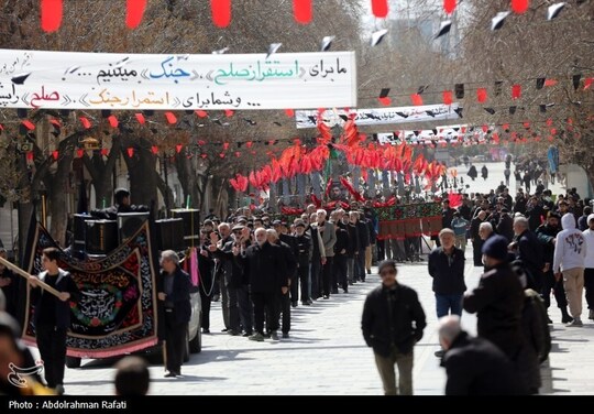 مراسم عزاداری روز شهادت حضرت علی (ع) با حضور هیئت های مذهبی و عاشقان و شیفتگان آن حضرت در میدان امام خمینی(ره) همدان برگزار شد.