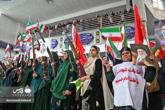 بختیاری‌ها برنو به دست با رهبر انقلاب بیعت کردند