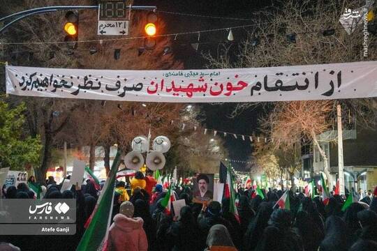 مردم شهرکرد، پیکر مطهر «شهید سجاد نادری زانیانی» که در حملۀ جنایتکارانه دشمن به شهرک صنعتی جی به شهادت رسیده بود را بر دوش خود تشییع کردند.