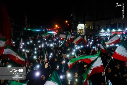 مردم شرق تهران در شانزدهمین شب تجمعات مردمی در میدان شهدای پایتخت حاضر شدند. این میدان در پایتخت در روز گذشته آماج تجاوز آمریکایی _ صهیونی قرار گرفته بود.