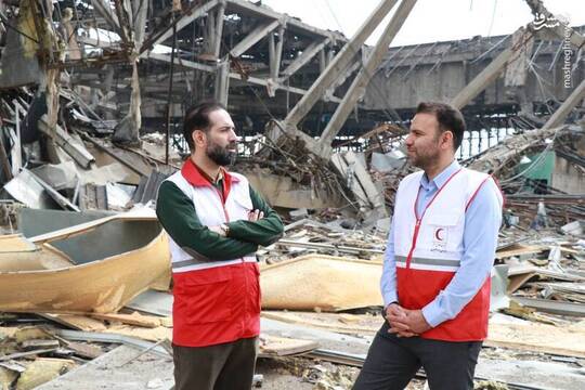 حضور محسن خلیلی بازیکن سابق پرسپولیس در کنار امدادگران هلال احمر در این روز های جنگ