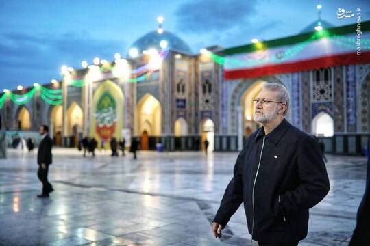 تصویری از آخرین زیارت شهید لاریجانی در حرم رضوی