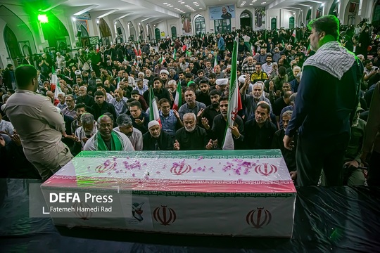 پیکر مطهر شهید رسانه ملی عباس فرزاد از شهدای جنگ رمضان با حضور پرشور مردم بندرعباس و خانواده‌های معظم شهدا تشییع شد.