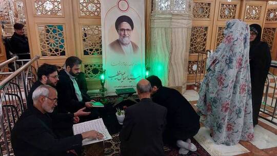 حضور زائران حرم امام رضا (ع) بر سر مزار شهید حجت‌الاسلام سید اسماعیل خطیب.