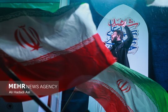 علی اکبر قلیچ خواننده مردمی شامگاه چهارشنبه  تازه ترین اثر خود با نام دست آخر را در میدان انقلاب رونمایی کرد.