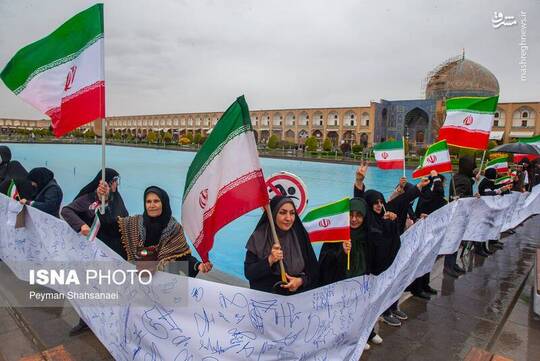 زنجیره انسانی در محکومیت حمله دشمن به آثار تاریخی اصفهان