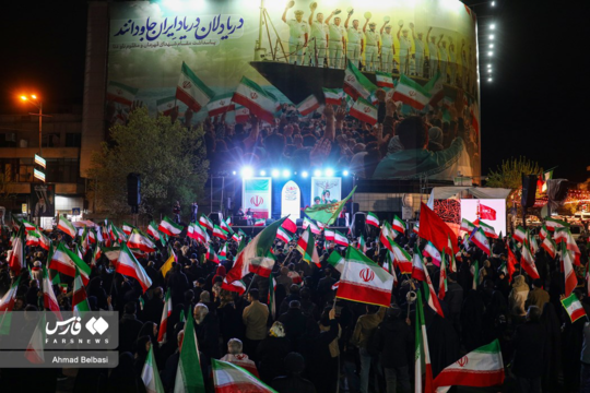 تجمع شبانه مردمی در میدان انقلاب اسلامی
