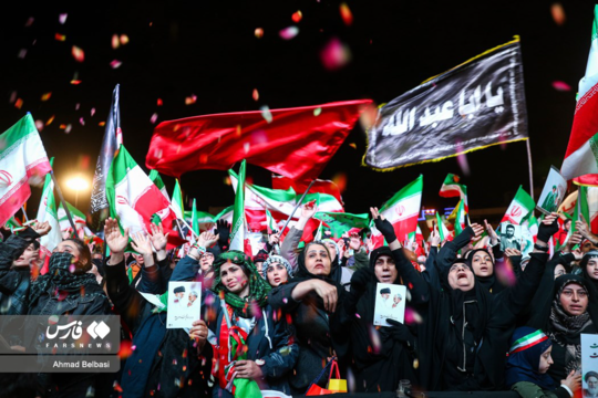 تجمع شبانه مردمی در میدان انقلاب اسلامی