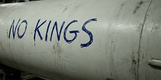 همزمان با تظاهراتی با عنوان کمپین No Kings (نه به پادشاهی) در آمریکا علیه ترامپ، موج اخیر حملات ایران با نوشتن این شعار بر روی موشک‌ها انجام شده است.