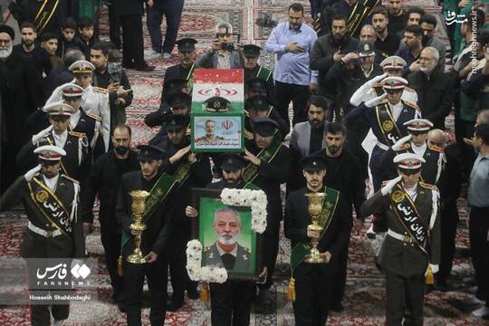 شامگاه پنجشنبه، مردم ولایت‌مدار قم، با حضور پر شور در شبستان امام خمینی (ره) حرم کریمه اهل‌بیت (س)، با پیکر مطهر امیر سپهبد شهید سید عبدالرحیم موسوی وداع کردند.