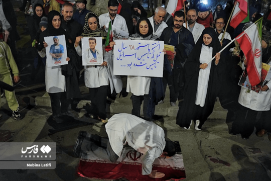 کادر درمان همدان در خیابان