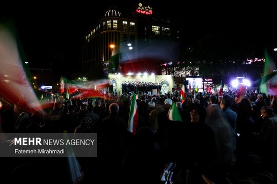 اقشار مختلف مردم در ایام جنگ رمضان و برای خنثی کردن توطئه احتمالی دشمن صهیونی، همدل و هم‌صدا در میدان نبوت تهران حاضر شدند.