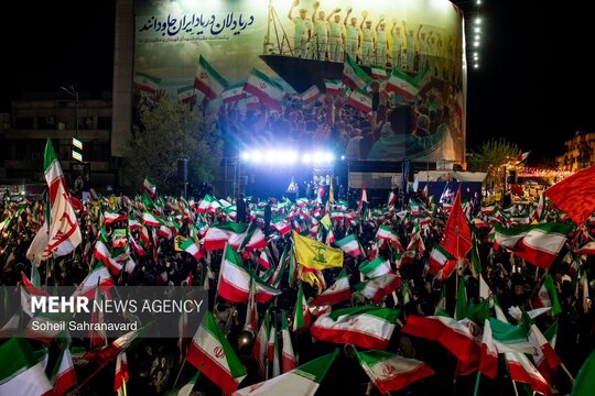 اقشار مختلف مردم در ایام جنگ رمضان و برای خنثی کردن توطئه احتمالی دشمن صهیونی، همدل و هم‌صدا در میدان انقلاب اسلامی تهران حاضر شدند.