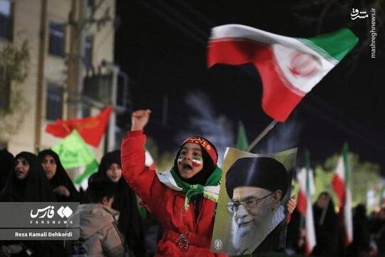 در تجمعات امشب شهرکرد، احاد مردم با سنین مختلف در خیابان حاضر شده و از نیروهای مسلح خود حمایت کردند.