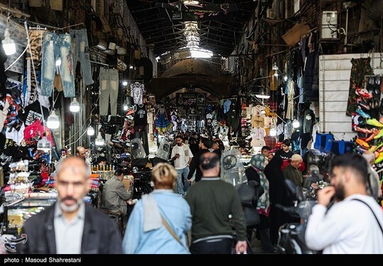 همزمان با جنگ تحمیلی رژیم صهیونیستی علیه مردم ایران، تهرانی ها با وجود تهدیدهای فراوان همچنان به زندگی روزمره خود ادامه میدهند و زندگی در شهر جریان دارد.