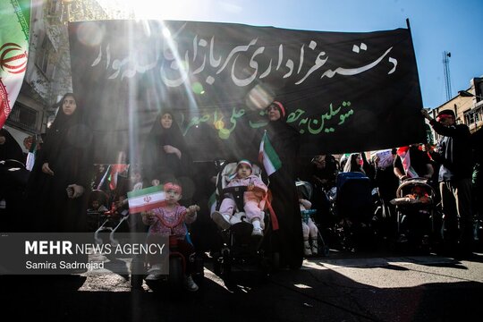 دسته عزاداری نوزادان و خردسالان کالسکه سوار در اربعین رهبر شهید انقلاب اسلامی برگزار شد.