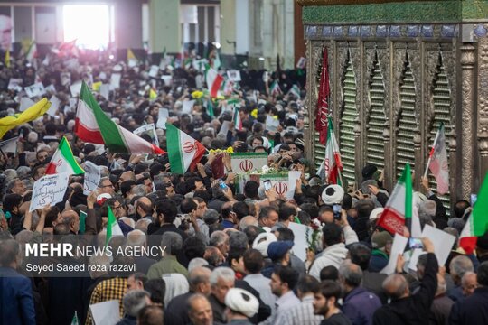 تشییع پیکر دکتر سید کمال خرازی رئیس شورای راهبردی روابط خارجی جمهوری اسلامی ایران و تعدادی از شهدای حمله رژیم آمریکایی - صهیونیستی بر روی دستان نمازگزاران پس از اقامه نماز جمعه.