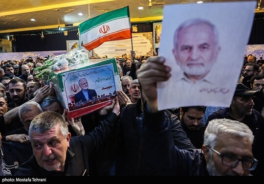 مراسم تشییع پیکر شهید سید کمال خرازی بعد از نمار جمعه تهران در قطعه 42 بهشت زهرا(س) برگزار شد.