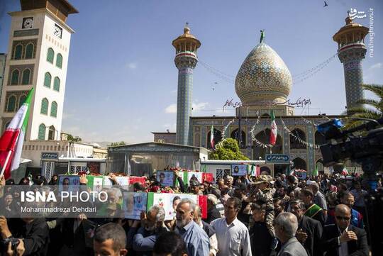 تشییع و خاکسپاری پیکر ۵ شهید خانواده نبی‌زاده در شیراز