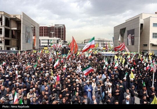 اجتماع صادقیون همراه با تشییع پیکر 2 شهید در عرصه میدان شهدای مشهد برگزار شد.