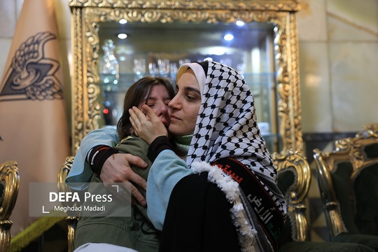 مهدیه اسفندیاری فعال حامی فلسطین پس از تحمل یک سال اسارت در فرانسه شامگاه چهارشنبه پس از ورود به راه آهن تهران مورد استقبال پرشور خانواده و مردم قرار گرفت.