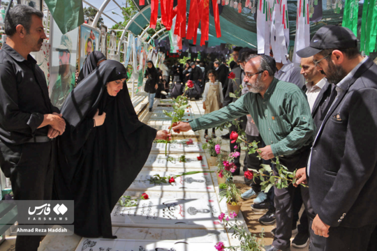 جامعه کلیمیان شیراز امروز جمعه ۲٨ فروردین با حضور در  گلزار شهدای  شیراز با نثار گل به شهدای جنگ رمضان  ادای احترام کردند.