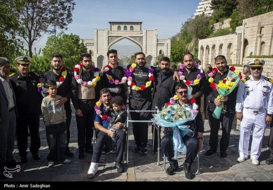 صبح امروز با استقبال فرماندهی ارتش استان فارس 9 نفر از دریادلان ناوچه دنا که در حمله ناجوانمردانه آمریکایی صهیونی مورد اصابت قرارگرفته بود در محل دروازه قرآن شیراز وارد استان فارس شدند.