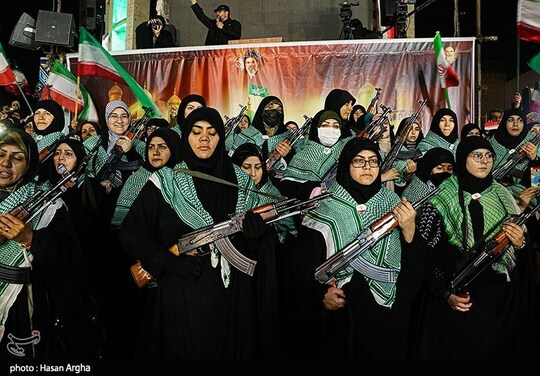 دختران و بانوان شجاع و غیور زنجانی در شب ولادت باسعادت حضرت فاطمه معصومه(س) باحضور در میدان انقلاب زنجان حمایت و جانفشانی در راه ایران عزیز را فریاد زدند.