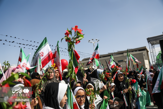 گلباران حرم رضوی توسط دختران امام رضایی