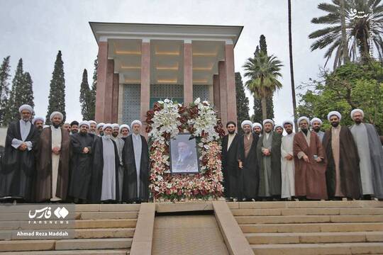 همزمان با یکم اردیبهشت ماه یادروز سعدی شیرازی باحضور آیت الله دژکام نماینده رهبر انقلاب در استان فارس مدیران و معاونین ارشد استان و شاعران و هنرمندان آرامگاه این شاعر پرآوازه ایران و جهان گلباران شد.